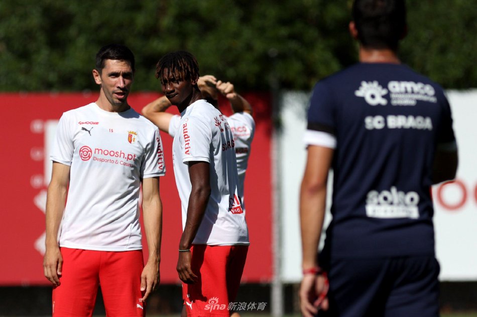 现实总是充 现实总是充